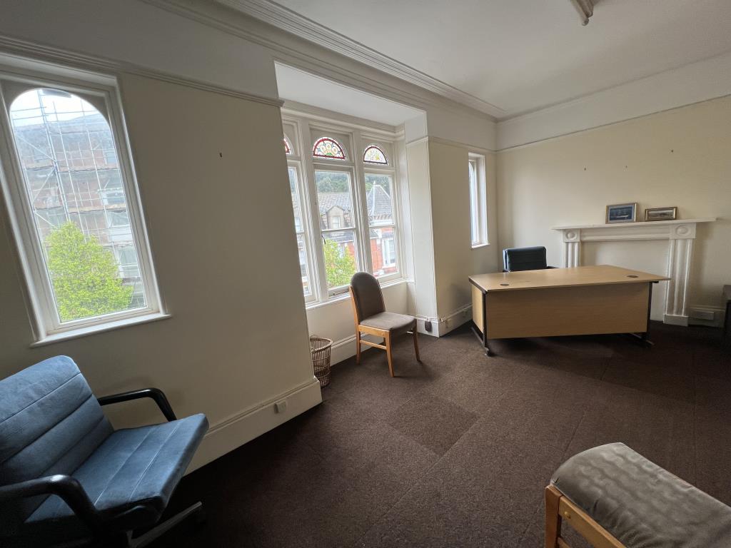 Lot: 130 - COMMERCIAL BUILDING WITH PLANNING FOR TWO FLATS TO THE UPPER FLOORS AND FURTHER POTENTIAL - General view of the front upper office
